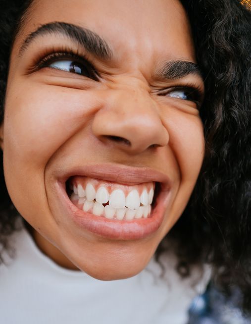 Ti svegli con la mandibola stanca? Guida completa al Bruxismo (e come risolverlo)
